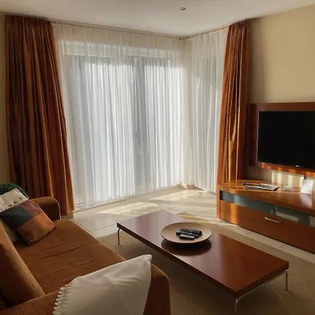 Lakeview Apartment *